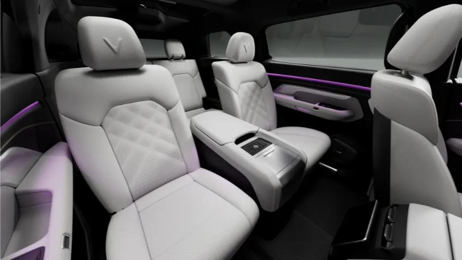 Thiết kế ngoại thất của Lux SA2.0 mang phong cách thể thao với lưới tản nhiệt hình tổ ong và đèn pha LED sắc nét, trong khi VF e35 tập trung vào sự tối giản với các đường nét mượt mà, nhấn mạnh vào tính bền vững. Nội thất của cả hai mẫu đều sử dụng vật liệu cao cấp, như da Nappa và gỗ ốp, tạo cảm giác sang trọng, nhưng VF e35 còn tích hợp các yếu tố xanh như vật liệu tái chế. Điều này làm cho thiết kế của VinFast SUV không chỉ theo kịp xu hướng toàn cầu mà còn phù hợp với thị trường Việt Nam, nơi khách hàng ưu tiên sự kết hợp giữa thẩm mỹ và thực tiễn.Ngoài ra, sự khác biệt còn nằm ở không gian nội thất, với Lux SA2.0 cung cấp ghế ngồi rộng rãi cho 7 người, trong khi VF e35 tập trung vào khoang hành lý lớn để phù hợp với gia đình. VinFast đã thành công trong việc làm cho thiết kế của mình trở nên đa dạng, nhưng cần cải thiện thêm về tùy chỉnh màu sắc và vật liệu để thu hút khách hàng cá nhân hóa hơn.
