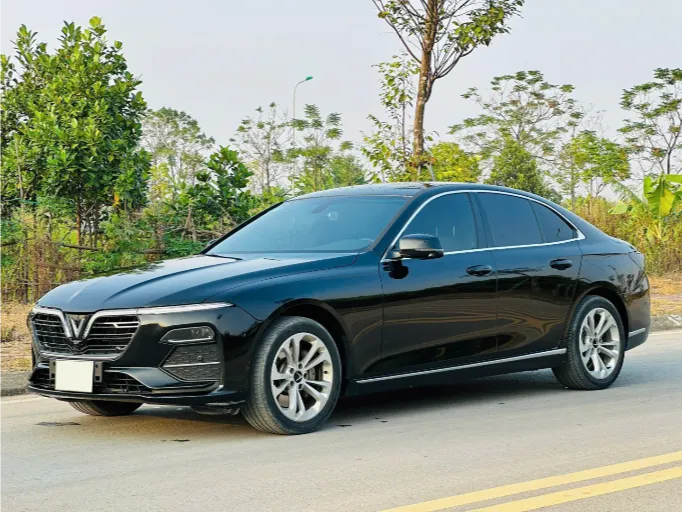 Lux A2.0 là biểu tượng của sự sang trọng và cao cấp của thương hiệu VinFast trên thị trường trong nước. Được trang bị động cơ 2.0L turbo mạnh mẽ, khả năng vận hành ổn định và đáng tin cậy trong mọi điều kiện.Ngoài ra, Lux A2.0 còn sở hữu nội thất tiện nghi với ghế da cao cấp, hệ thống giải trí đa dạng, kết nối thông minh, và công nghệ an toàn đỉnh cao như ABS, ESP, cảm biến đỗ xe, và camera 360 độ giúp lái xe an toàn hơn. Những tính năng này giúp xe phù hợp cả với nhu cầu di chuyển hàng ngày lẫn mục đích doanh nhân cao cấp.