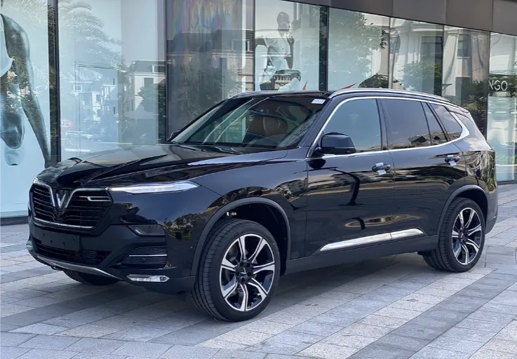 Lux SA2.0 thường được xếp vào dạng SUV nhưng mang phong cách thiết kế đặc trưng của xe sedan, giúp tối ưu hóa không gian và tính thể thao. Nó có khung gầm cao, khả năng vận hành linh hoạt, thích hợp cho cả đi phố lẫn off-road nhẹ nhàng.Điểm mạnh của Lux SA2.0 nằm ở khả năng vận hành mạnh mẽ, thiết kế sang trọng, cùng trang bị nội thất cao cấp, phù hợp với khách hàng muốn trải nghiệm đa dạng. Tuy nhiên, điểm yếu có thể đến từ giá bán cao hơn các dòng sedan thuần túy và kích thước lớn hơn khiến việc điều khiển trong phố chật hẹp trở nên khó khăn hơn.