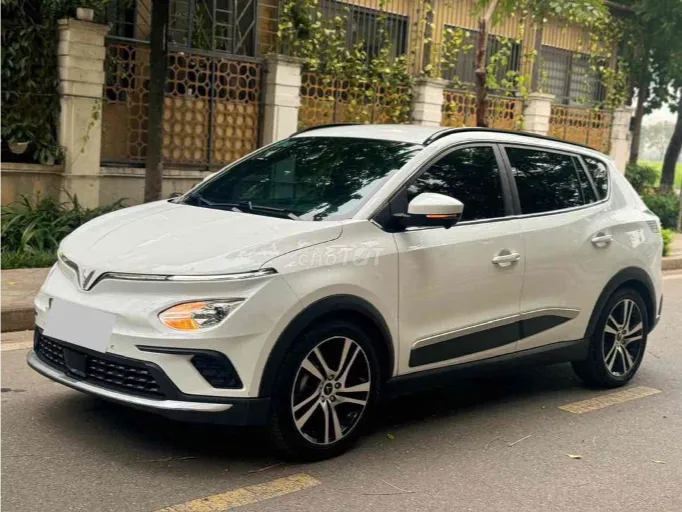 VinFast VF e34 đánh dấu bước ngoặt quan trọng khi là mẫu Vinfast SUV điện đầu tiên của thương hiệu, mang đến sự kết hợp hoàn hảo giữa hiệu suất và bảo vệ môi trường. Với pin lithium-ion dung lượng lớn, xe có thể di chuyển hơn 400 km chỉ với một lần sạc, phù hợp cho các chuyến đi dài mà không lo ngại về nhiên liệu. Ưu điểm vượt trội của VF e34 nằm ở hệ thống lái xe thông minh, bao gồm hỗ trợ lái bán tự động và cập nhật phần mềm qua không khí, giúp xe luôn ở trạng thái tối ưu. Điều này không chỉ tiết kiệm chi phí vận hành mà còn góp phần vào mục tiêu giảm khí thải carbon, thu hút khách hàng trẻ tuổi quan tâm đến bền vững.Hơn nữa, VF e34 nổi bật với thiết kế nội thất tối giản nhưng tinh tế, sử dụng vật liệu thân thiện với môi trường và tích hợp màn hình trung tâm lớn để điều khiển mọi chức năng. So với các mẫu SUV điện khác, VF e34 có giá cả phải chăng hơn, làm cho nó trở thành lựa chọn lý tưởng cho thị trường Việt Nam và quốc tế. Tuy nhiên, VinFast cần cải thiện mạng lưới sạc pin để khắc phục hạn chế về cơ sở hạ tầng, đảm bảo rằng VF e34 có thể phổ biến rộng rãi hơn trong tương lai.